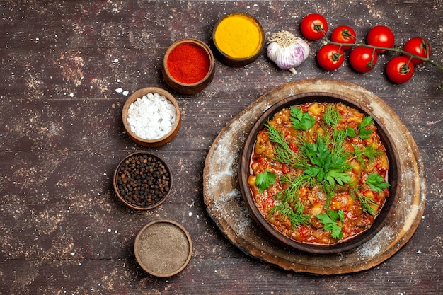 Vista dall'alto delizioso pasto di verdure affettato verdure cotte con condimenti su sfondo scuro pasto cena cibo salsa zuppa