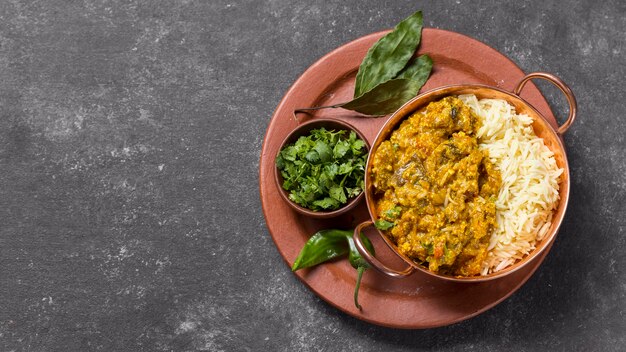 Vista dall'alto delizioso pasto pakistan con copia spazio