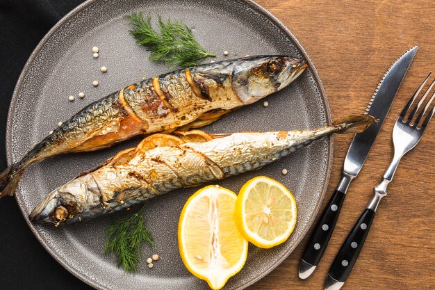 Vista dall'alto delizioso pesce affumicato sulla piastra