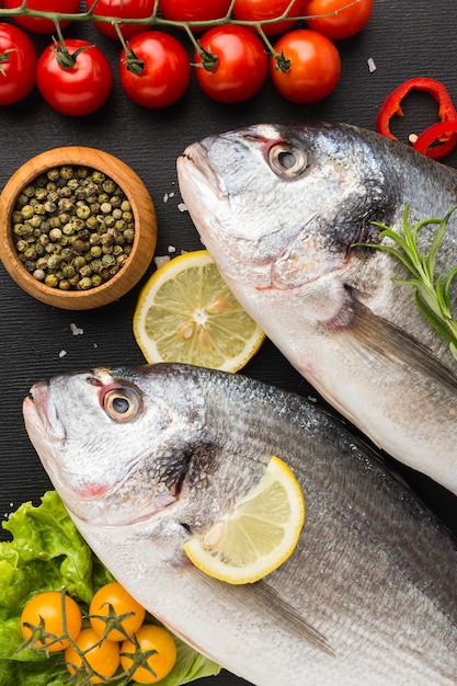 Vista dall'alto delizioso pesce con pomodori