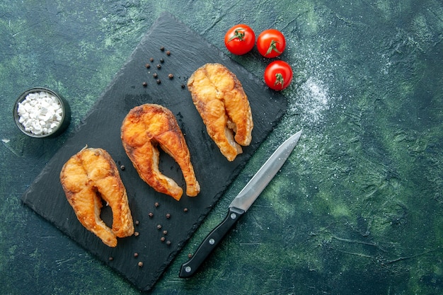 Vista dall'alto delizioso pesce fritto sulla superficie scura piatto insalata di frutti di mare frittura pepe di mare cibo cucina pasto