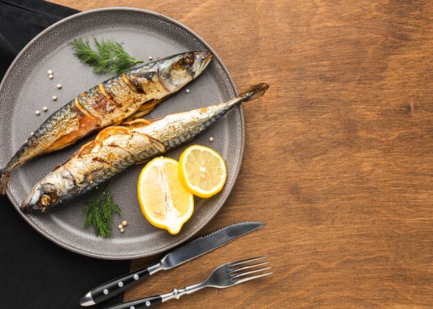 Vista dall'alto delizioso pesce sul piatto