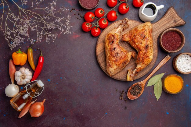 Vista dall'alto delizioso pollo fritto con condimenti e verdure nello spazio buio