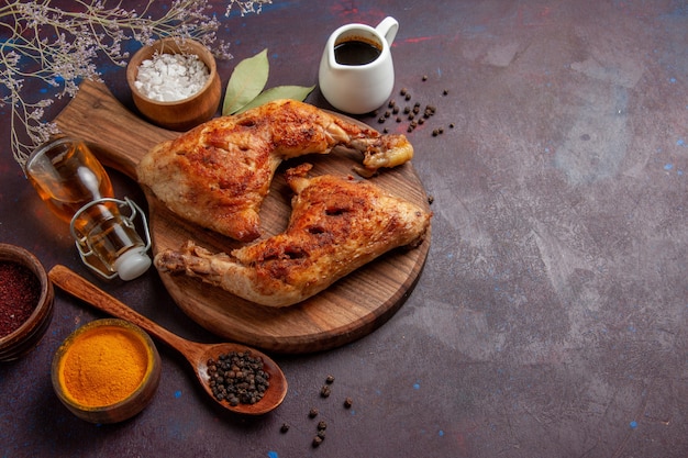 Vista dall'alto delizioso pollo fritto con condimenti nello spazio buio