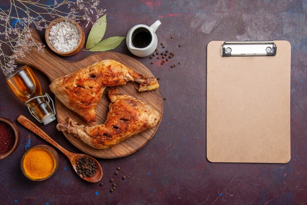 Vista dall'alto delizioso pollo fritto con diversi condimenti nello spazio buio