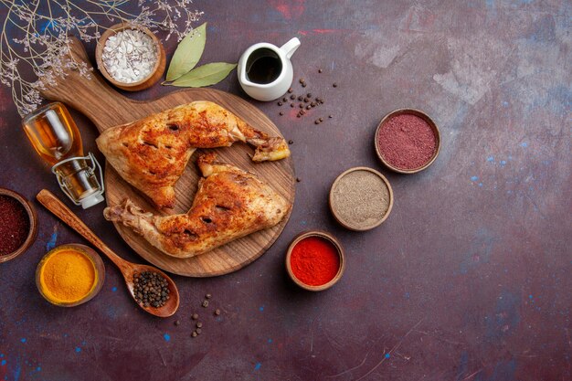 Vista dall'alto delizioso pollo fritto con diversi condimenti sullo spazio viola scuro