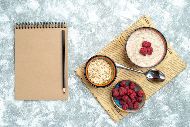 Vista dall'alto delizioso porridge con lamponi sullo sfondo chiaro