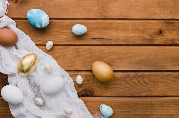 Vista dall'alto dell'assortimento di uova di Pasqua con spazio di copia