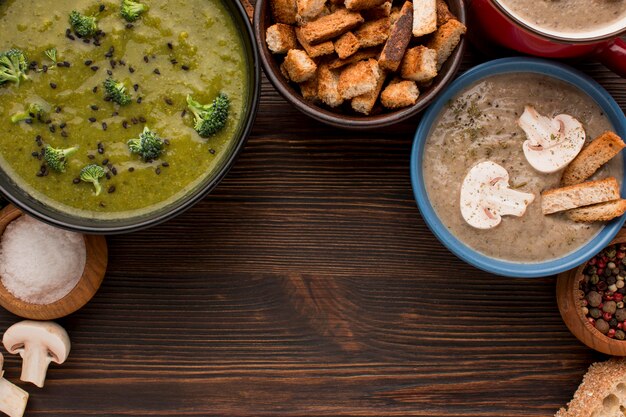 Vista dall'alto dell'assortimento di zuppe di funghi e broccoli invernali con spazio di copia