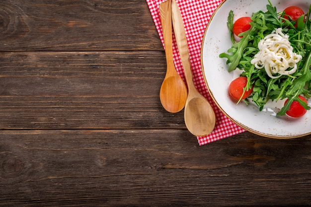 Vista dall'alto dell'insalata vegetariana su un tavolo di legno