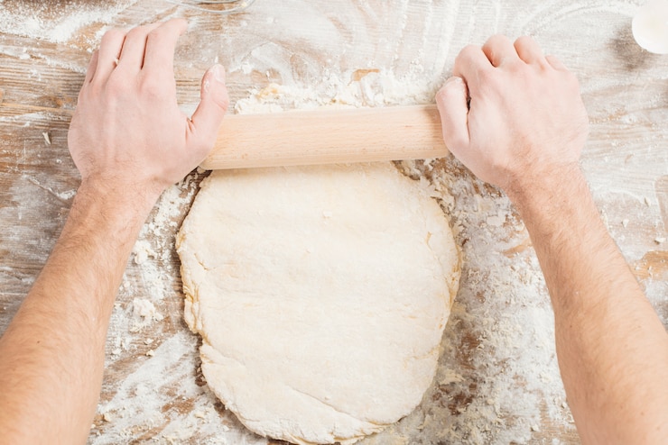 Foto gratuito vista dall&#39;alto dell&#39;uomo che produce la pasta per la pizza
