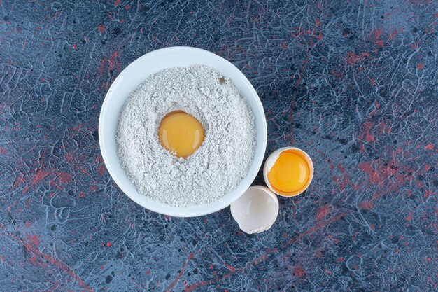 Vista dall'alto dell'uovo di gallina bianco fresco rotto con tuorlo e albume.