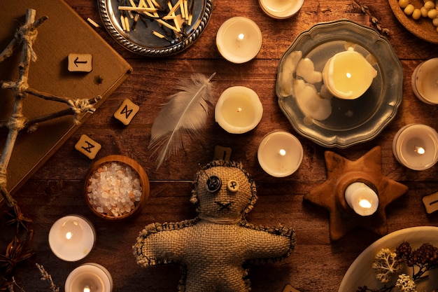 Vista dall'alto della bambola voodoo e degli oggetti esoterici