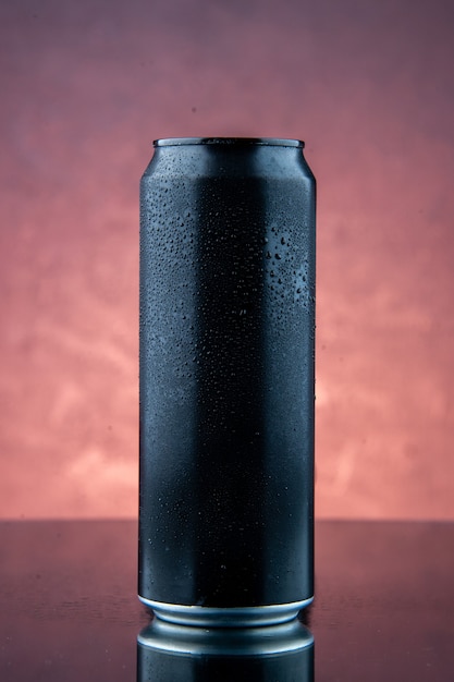 Vista dall'alto della bottiglia di ferro nero in piedi su sfondo scuro