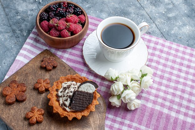 vista dall'alto della ciotola con frutti di bosco frutti freschi e maturi con biscotti e caffè sulla scrivania grigia, frutti di bosco freschi mellow forest