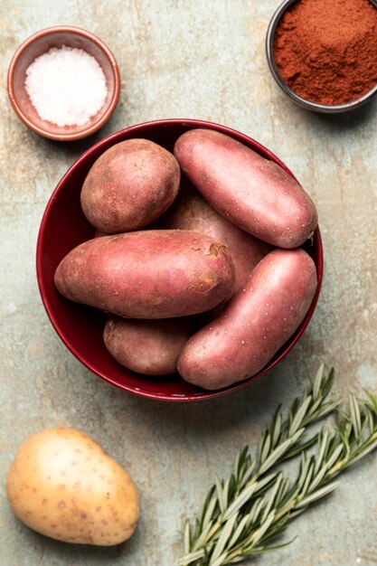 Vista dall'alto della ciotola con patate e spezie