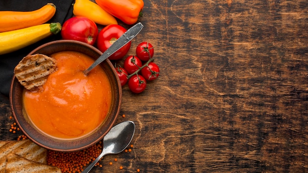 Vista dall'alto della ciotola con zuppa di zucca invernale e pane tostato