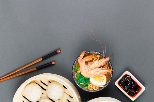 Vista dall&#39;alto della ciotola di ramen e dim sum