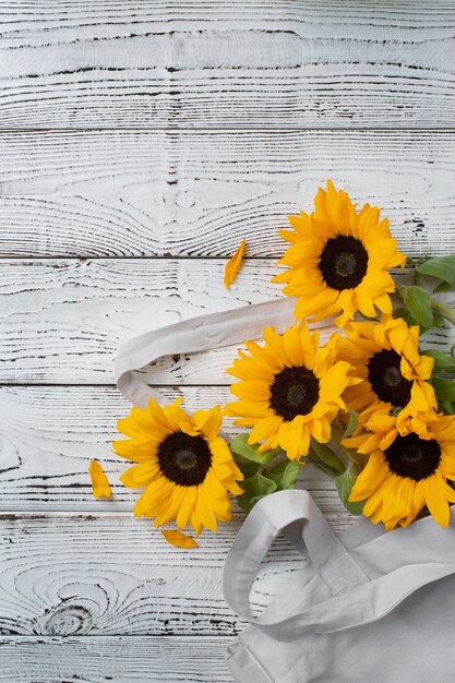 Vista dall'alto della cornice di girasoli con spazio di copia