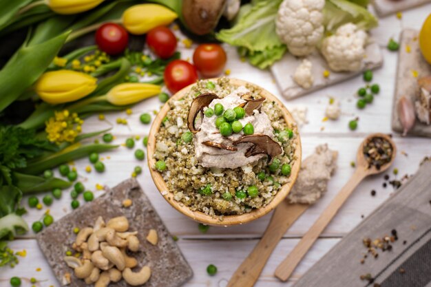 Vista dall'alto della deliziosa insalata vegana nella ciotola