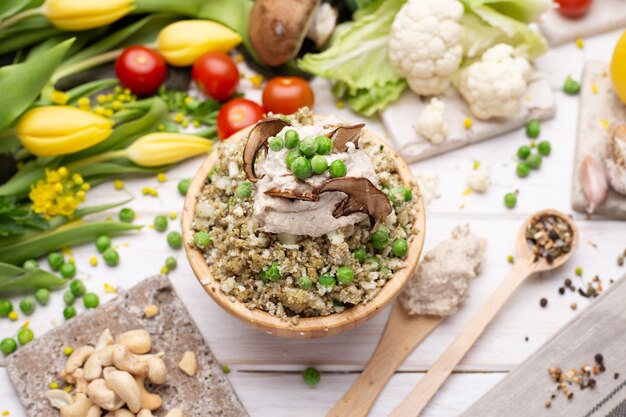 Vista dall'alto della deliziosa insalata vegana nella ciotola