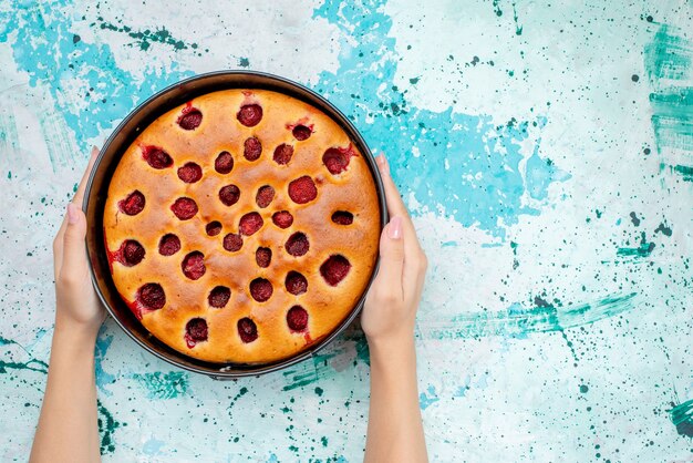 vista dall'alto della deliziosa torta di frutti di bosco al forno e gustosa padella interna sulla scrivania blu brillante, torta di pasta biscotto frutta bacca dolce