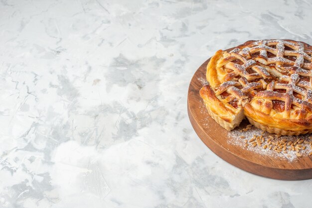 Vista dall'alto della deliziosa torta di marmellata su tavola marrone sul lato sinistro sul tavolo del ghiaccio con spazio libero