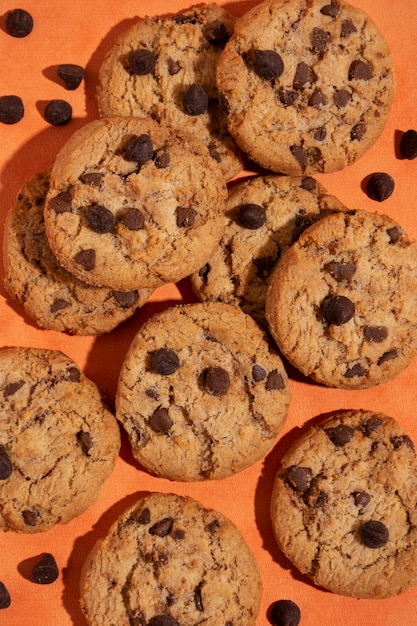 Vista dall'alto della disposizione dei biscotti e delle gocce di cioccolato