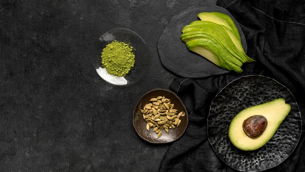 Vista dall'alto della disposizione del concetto di avocado