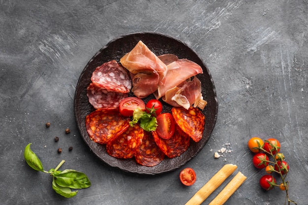 Vista dall'alto della disposizione del salame sulla piastra