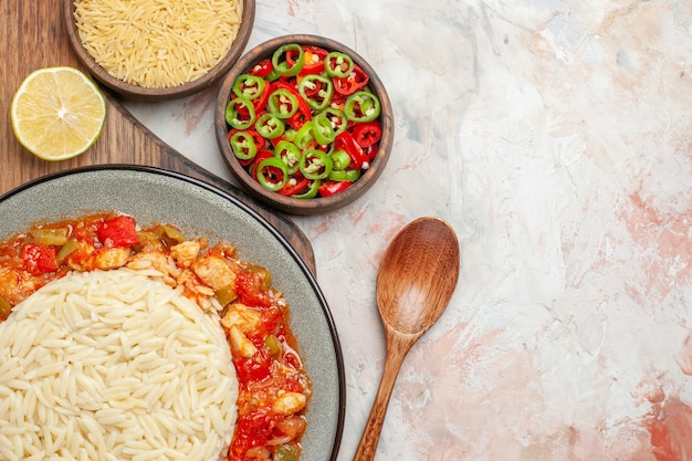 Vista dall'alto della farina di riso bianco con pollo?