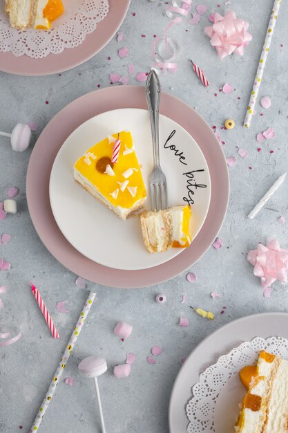 Vista dall'alto della fetta di torta con candele e forchetta