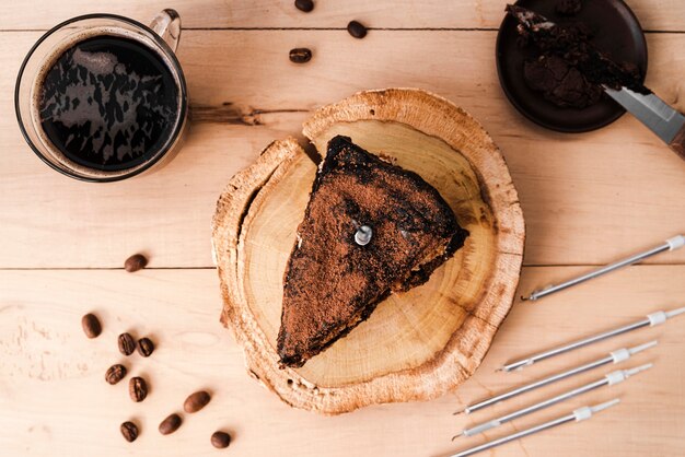 Vista dall'alto della fetta di torta con chicchi di caffè