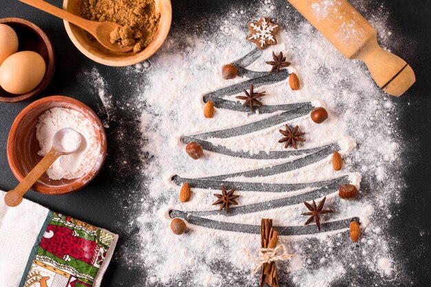 Vista dall'alto della forma dell'albero di Natale con farina e anice stellato