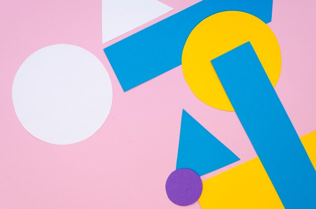 Vista dall'alto della geometria di carta colorata