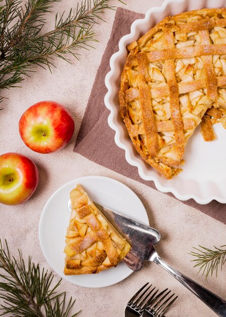 Vista dall'alto della gustosa torta di mele del ringraziamento con posate