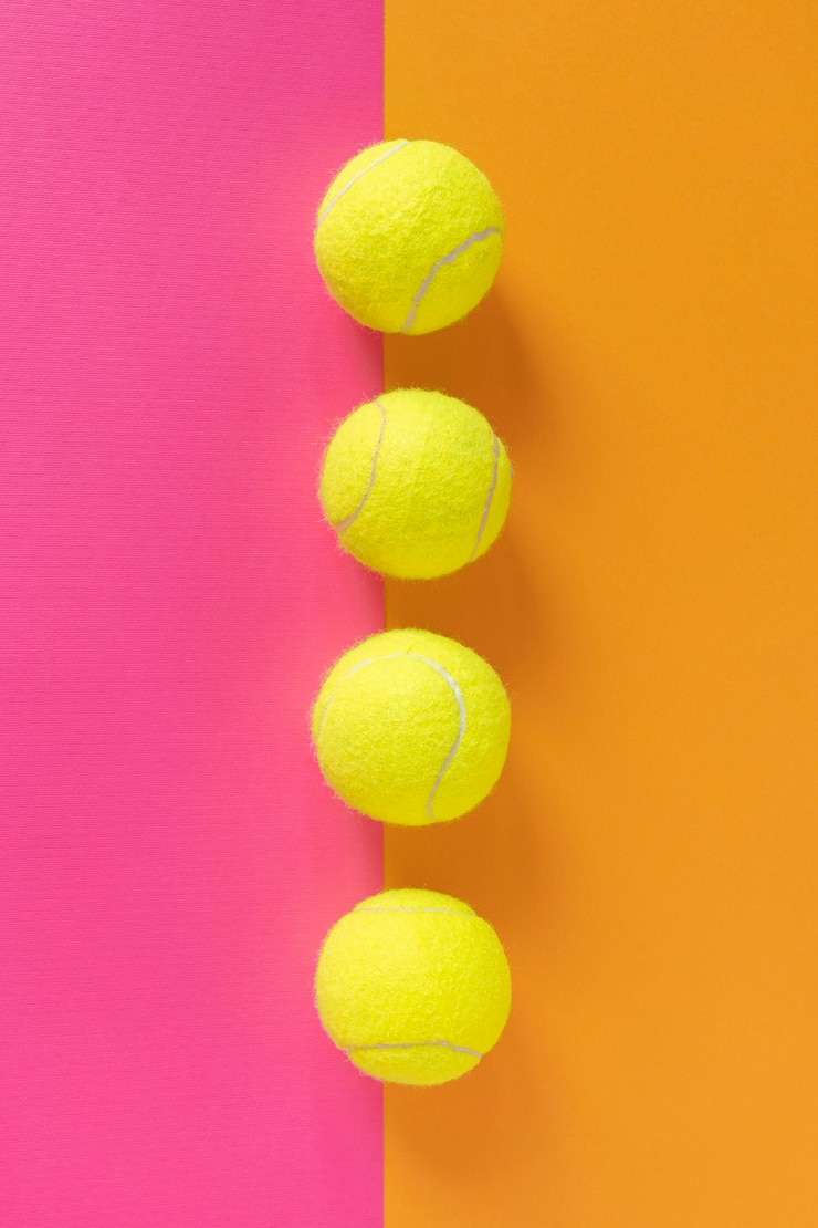 Foto gratuito vista dall'alto della linea sulle palline da tennis