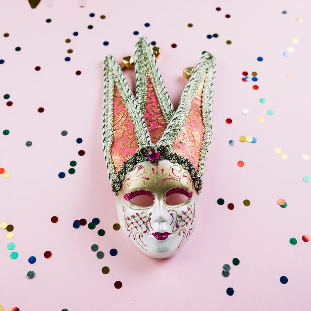 Vista dall&#39;alto della maschera di Carnevale mascherata con materiale lucido decorazione su sfondo rosa