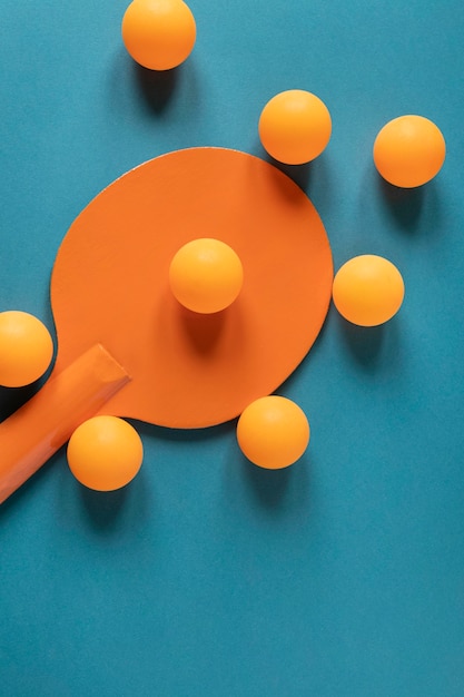 Vista dall'alto della pagaia da ping pong con nuove palline