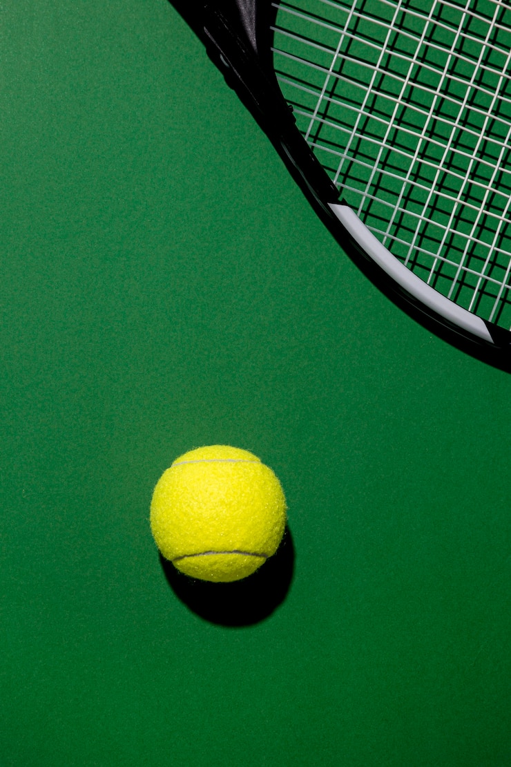 Foto gratuito vista dall'alto della palla da tennis con la racchetta
