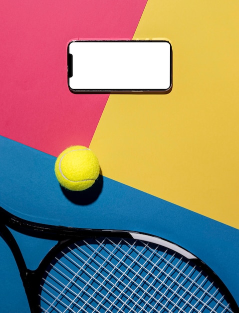 Vista dall'alto della palla da tennis con racchetta e smartphone