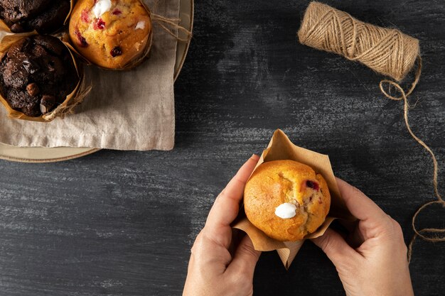 Vista dall'alto della persona in possesso di muffin