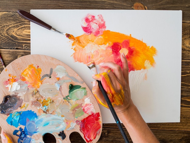 Vista dall'alto della pittura dell'artista con pennello e tavolozza