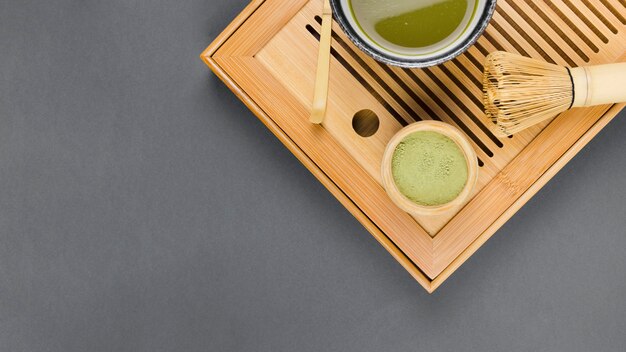 Vista dall&#39;alto della preparazione del tè matcha