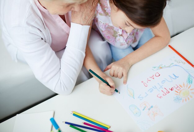 Vista dall&#39;alto della ragazza di disegno con la nonna