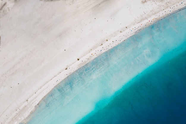 Vista dall'alto della sabbia che incontra l'acqua di mare