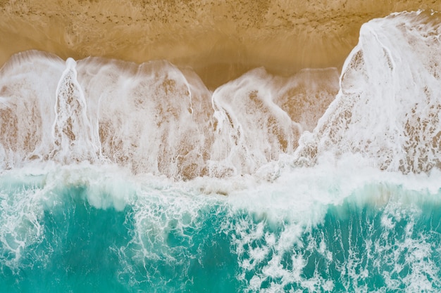 Vista dall'alto della sabbia che incontra l'acqua di mare