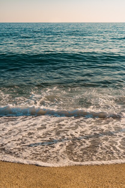 Vista dall'alto della sabbia che incontra l'acqua di mare