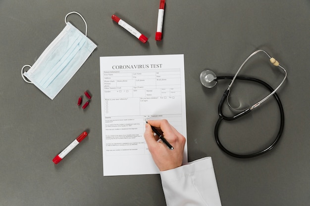 Vista dall'alto della scrittura del medico su un test di coronavirus