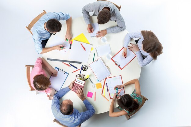 Vista dall'alto della squadra di affari su sfondo dell'area di lavoro